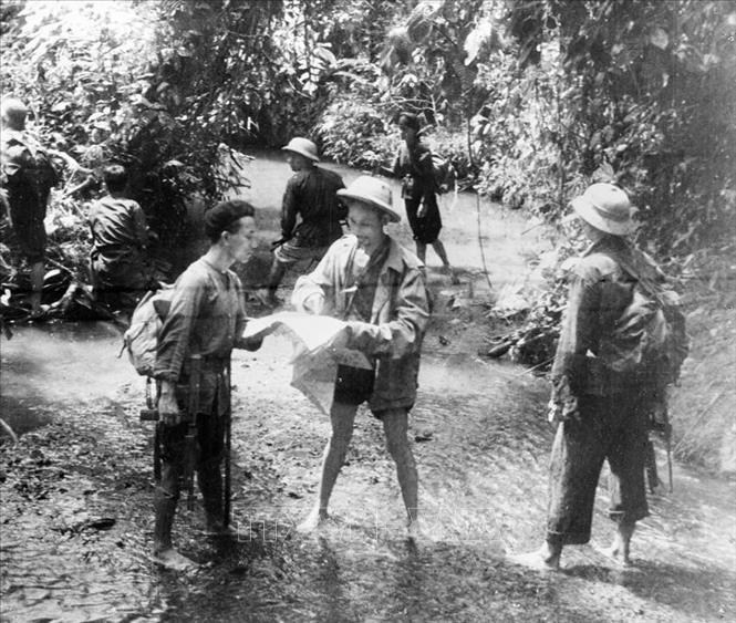 Chủ tịch Hồ Chí Minh cùng bộ đội trên đường đi Chiến dịch Biên giới (1950). Ảnh: TTXVN