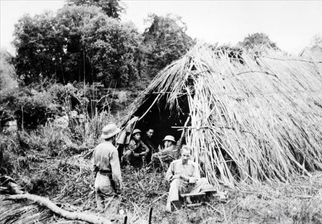 Chủ tịch Hồ Chí Minh trực tiếp viết chỉ thị ngay trước lều cỏ trên đường đi Chiến dịch Biên giới năm 1950. Ảnh: TTXVN