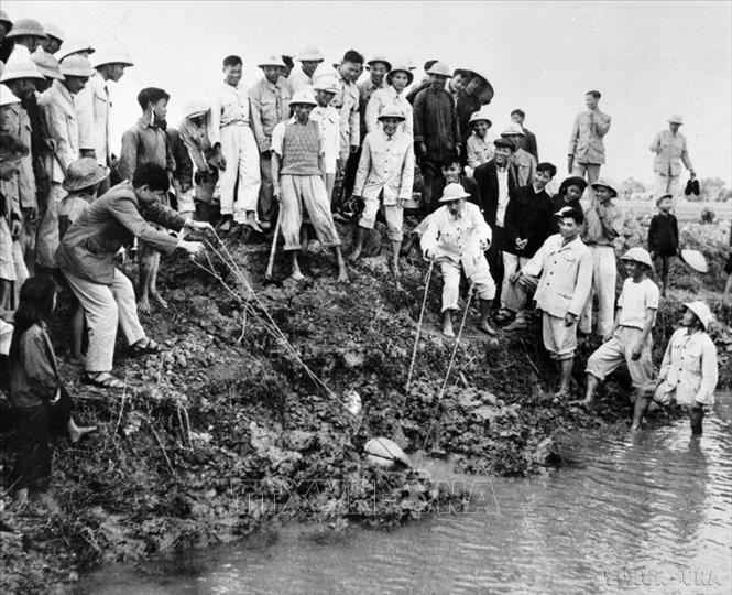 Chủ tịch Hồ Chí Minh đến thăm và tham gia tát nước chống hạn cùng nông dân xã Đại Thanh, Hà Đông (nay là Hà Nội), ngày 12/1/1958. Ảnh: TTXVN