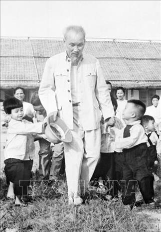 Thiếu nhi ở trại nhi đồng thành phố Vinh (Nghệ An) chào đón Bác Hồ đến thăm (6/1967). Ảnh: TTXVN