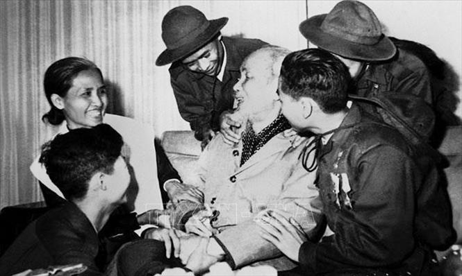 Chủ tịch Hồ Chí Minh với các Anh hùng, Dũng sĩ diệt Mỹ trong Đoàn đại biểu Mặt trận Dân tộc giải phóng miền Nam Việt Nam, tại Phủ Chủ tịch (28/2/1969). Ảnh: Quang Minh – TTXVN