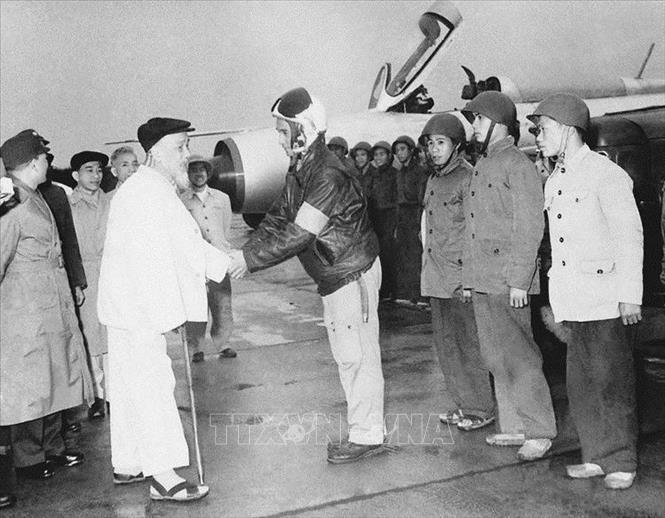 Nhân dịp Tết nguyên đán Đinh Mùi, Chủ tịch Hồ Chí Minh đến thăm và chúc Tết cán bộ, chiến sĩ Trung đoàn không quân 921 - Đoàn Không quân Sao Đỏ (9/2/1967). Ảnh: TTXVN