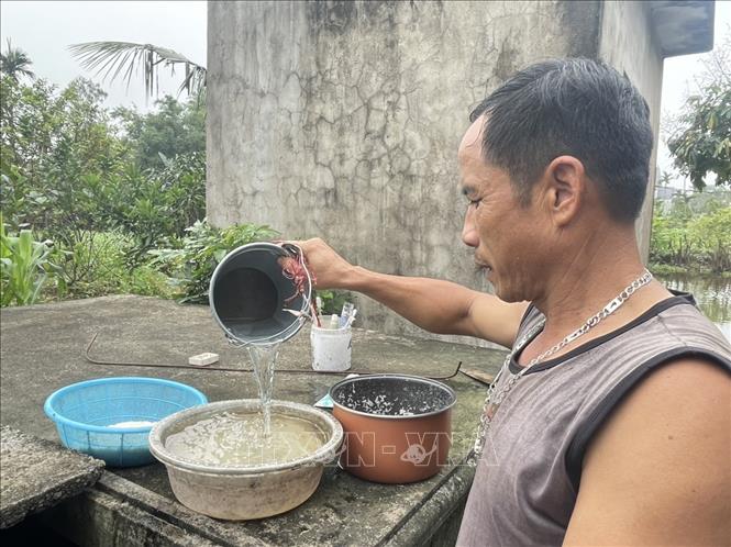 Để chủ động nguồn nước, 10 năm trước, gia đình ông Nguyễn Văn Hoàn (xóm 5, xã Nga Phú) phải xây bể nước mưa kiên cố để tích trữ nước. Ảnh: Hoa Mai - TTXVN