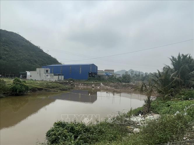 Hàng năm UBND huyện Nga Sơn đều tiến hành đắp đập tạm để ứng phó với tình trạng xâm nhập mặn trên lưu vực sông Càn, mùa mưa thì ngăn lại, mùa cạn lại dỡ ra. Ảnh: Hoa Mai - TTXVN