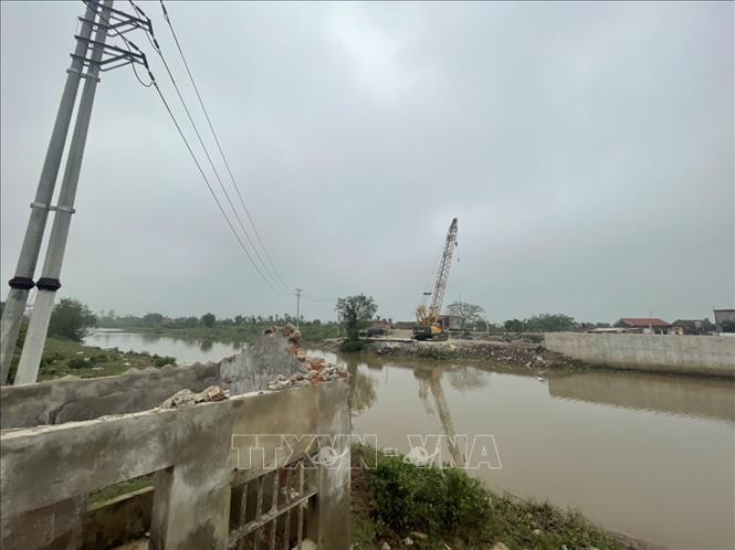 Công trình đập ngăn mặn chậm tiến độ ảnh hưởng tới đời sống người dân các xã ven biển huyện Nga Sơn. Ảnh: Hoa Mai - TTXVN