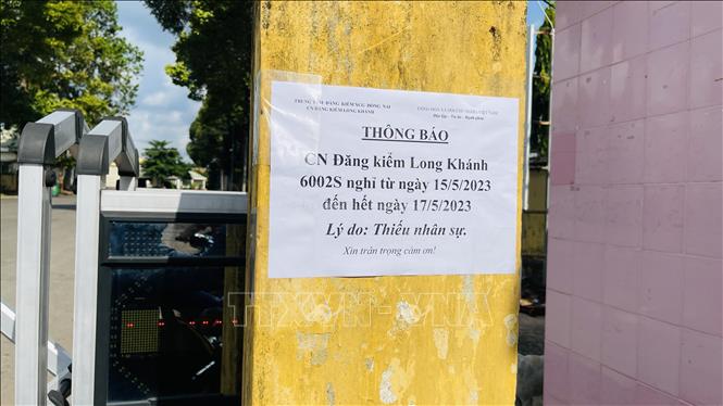 Thông báo tạm nghỉ của Trung tâm Đăng kiểm xe cơ giới 60.02S. Ảnh: Lê Xuân-TTXVN 