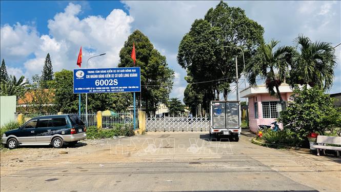 Nhiều người dân đến Trung tâm Đăng kiểm xe cơ giới 60.02S để đăng kiểm xe nhưng bất ngờ nhận thông báo tạm nghỉ. Ảnh: Lê Xuân-TTXVN