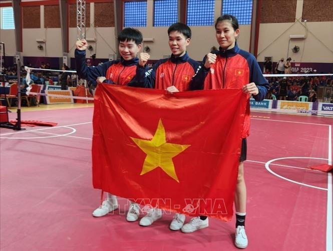 Nguyen Thi Yen, Tran Thi Ngoc Yen, and Nguyen Thi Ngoc Huyen win the first gold in sepak takraw for Vietnam at SEA Games 32. VNA Photo