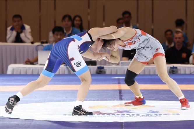 Wrestler Nguyen Thi Xuan (R) defeats Philippine rival to win a gold in the women's 50kg category. VNA Photo