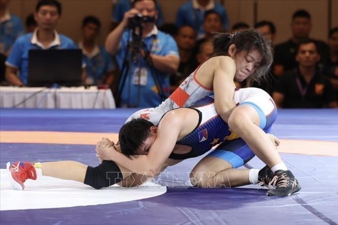Wrestler Nguyen Thi Xuan defeats Philippine rival to win a gold in the women's 50kg category. VNA Photo