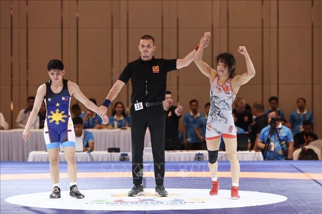 Wrestler Nguyen Thi Xuan defeats Philippine rival to win a gold in the women's 50kg category. VNA Photo