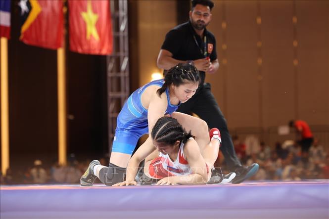 VĐV Nguyễn Thị Mỹ Trang (áo xanh) đánh bại VĐV người Campuchia (áo đỏ) chỉ trong thời gian 22 giây, giành HCV ở hạng cân 57kg nữ. Ảnh: Minh Quyết - TTXVN