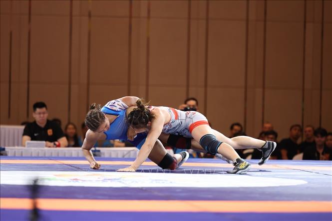 VĐV Trần Ánh Tuyết (phải) hạ knock-out VĐV người Thái Lan, giành HCV ở hạng cân 59kg nữ. Ảnh: Minh Quyết - TTXVN