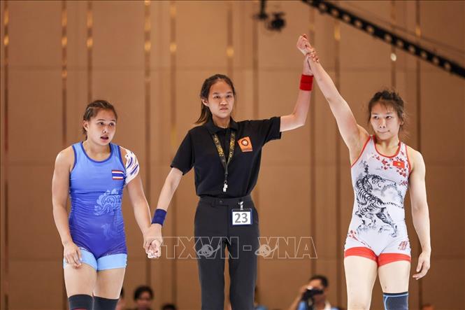 VĐV Trần Ánh Tuyết (phải) hạ knock-out VĐV người Thái Lan, giành HCV ở hạng cân 59kg nữ. Ảnh: Minh Quyết - TTXVN