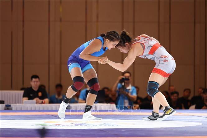 VĐV Trần Ánh Tuyết (phải) hạ knock-out VĐV người Thái Lan, giành HCV ở hạng cân 59kg nữ. Ảnh: Minh Quyết - TTXVN