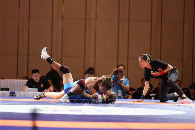 VĐV Trần Ánh Tuyết (phải) hạ knock-out VĐV người Thái Lan, giành HCV ở hạng cân 59kg nữ. Ảnh: Minh Quyết - TTXVN