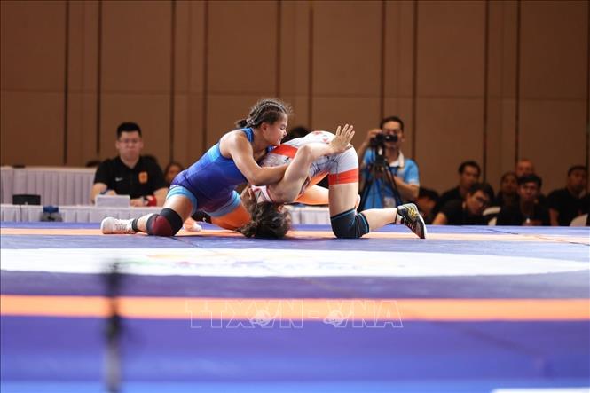 VĐV Trần Ánh Tuyết (phải) hạ knock-out VĐV người Thái Lan, giành HCV ở hạng cân 59kg nữ. Ảnh: Minh Quyết - TTXVN