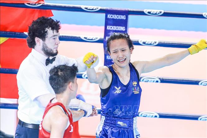 VĐV Nguyễn Thị Hằng Nga (áo xanh) đánh bại đối thủ Philippines (áo đỏ), giành HCV môn Kickboxing ở hạng cân dưới 48kg nữ. Ảnh: TTXVN