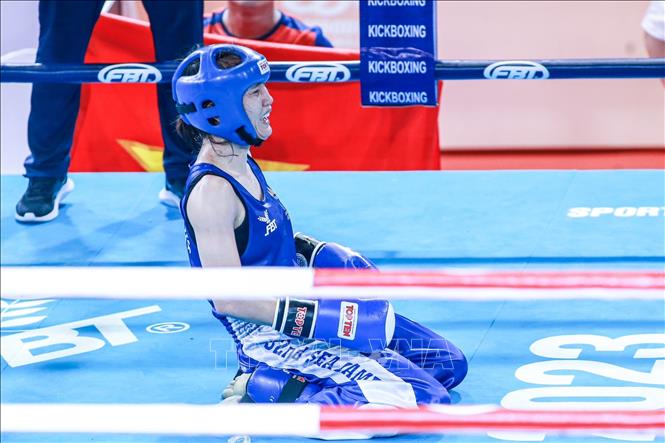 VĐV Nguyễn Thị Hằng Nga giành HCV môn Kickboxing ở hạng cân dưới 48kg nữ sau khi đánh bại đối thủ người Philippines. Ảnh: TTXVN