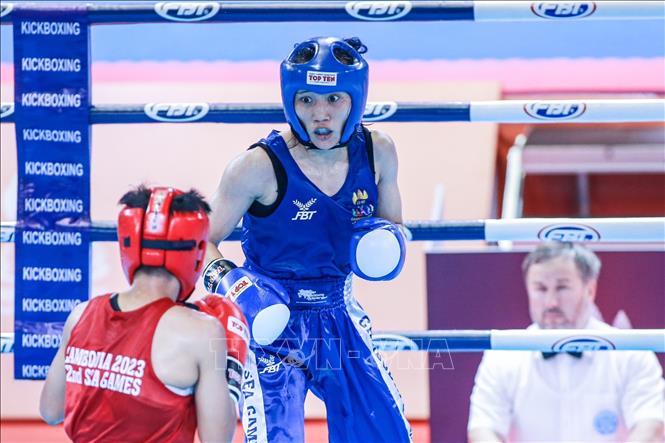 VĐV Nguyễn Thị Hằng Nga (áo xanh) đánh bại đối thủ Philippines (áo đỏ), giành HCV môn Kickboxing ở hạng cân dưới 48kg nữ. Ảnh: TTXVN