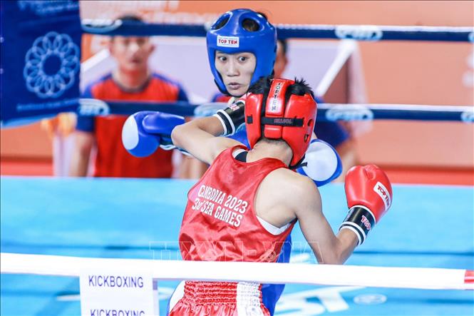 VĐV Nguyễn Thị Hằng Nga (áo xanh) đánh bại đối thủ Philippines (áo đỏ), giành HCV môn Kickboxing ở hạng cân dưới 48kg nữ. Ảnh: TTXVN