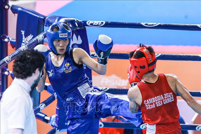 VĐV Nguyễn Thị Hằng Nga (áo xanh) đánh bại đối thủ Philippines (áo đỏ), giành HCV môn Kickboxing ở hạng cân dưới 48kg nữ. Ảnh: TTXVN