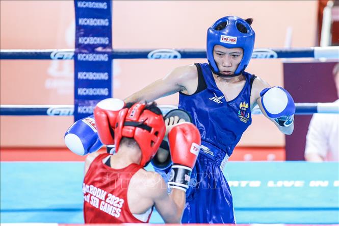 VĐV Nguyễn Thị Hằng Nga (áo xanh) đánh bại đối thủ Philippines (áo đỏ), giành HCV môn Kickboxing ở hạng cân dưới 48kg nữ. Ảnh: TTXVN