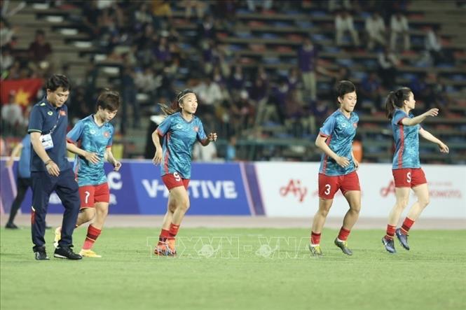 Đội tuyển nữ Việt Nam khởi động trước trận đấu. Ảnh: Minh Quyết - TTXVN