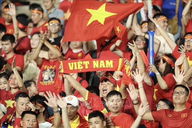 Hàng ngàn cổ động viên đến Sân vận động Olympic để cổ vũ cho Đội tuyển Bóng đá nữ Việt Nam. Ảnh: Minh Quyết - TTXVN