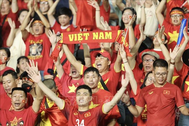 Hàng ngàn cổ động viên đến Sân vận động Olympic để cổ vũ cho Đội tuyển Bóng đá nữ Việt Nam. Ảnh: Minh Quyết - TTXVN