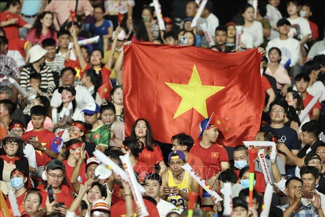 Hàng ngàn cổ động viên đến Sân vận động Olympic để cổ vũ cho Đội tuyển Bóng đá nữ Việt Nam. Ảnh: Minh Quyết - TTXVN