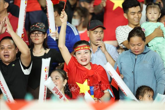 Hàng ngàn cổ động viên đến Sân vận động Olympic để cổ vũ cho Đội tuyển Bóng đá nữ Việt Nam. Ảnh: Minh Quyết - TTXVN