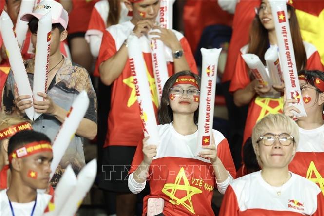 Hàng ngàn cổ động viên đến Sân vận động Olympic để cổ vũ cho Đội tuyển Bóng đá nữ Việt Nam. Ảnh: Minh Quyết - TTXVN