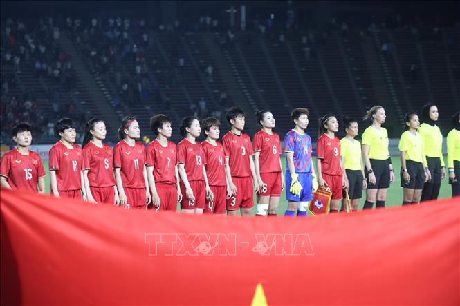 Các tuyển thủ nữ Việt Nam thực hiện nghi thức chào cờ. Ảnh: Hoàng Linh-TTXVN