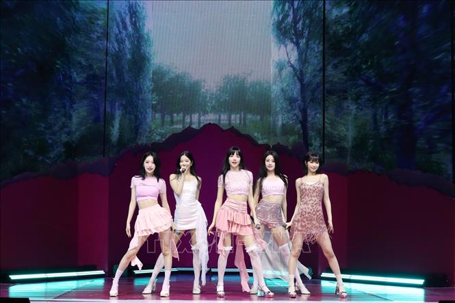 Nhóm nhạc nữ Le Sserafim tại buổi chụp ảnh quảng cáo album 