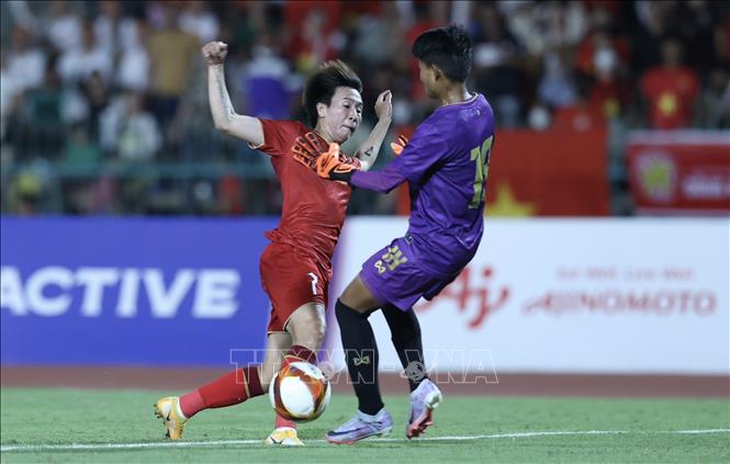 Tuyết Dung (7) đẩy bóng qua thủ môn của Myanmar để đưa Huỳnh Như (9) vào thế thuận lợi ghi bàn mở tỷ số. Ảnh: Hoàng Linh-TTXVN