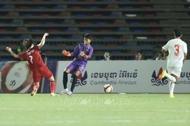 Tình huống Tuyết Dung (7) đẩy bóng qua thủ môn của Myanmar để đưa Huỳnh Như (9) vào thế thuận lợi ghi bàn mở tỷ số. Ảnh: Minh Quyết-TTXVN