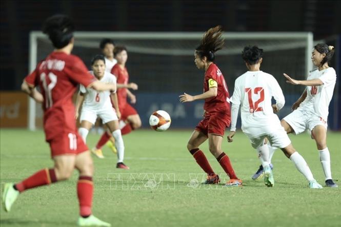 Sau bàn thua, Myanmar điều chỉnh chiến thuật khi thay liên tiếp 2 cầu thủ và tổ chức vây ráp quyết liệt các cầu thủ tấn công của nữ Việt Nam. Ảnh: Minh Quyết-TTXVN