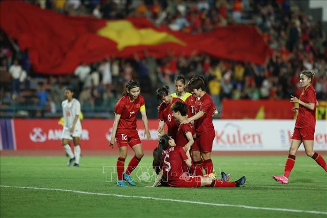 Niềm vui của các cầu thủ nữ Việt Nam sau khi Thanh Nhã (19) ghi bàn nâng tỷ số lên 2 – 0 ở phút 76. Ảnh: Minh Quyết-TTXVN