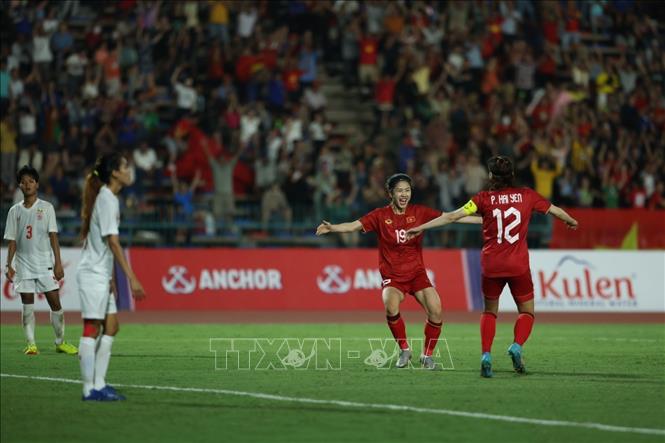 Phút 76, Thanh Nhã (19) ghi bàn nâng tỷ số lên 2 – 0 với pha bấm bóng đẳng cấp qua đầu thủ môn Myanmar. Ảnh: Minh Quyết-TTXVN