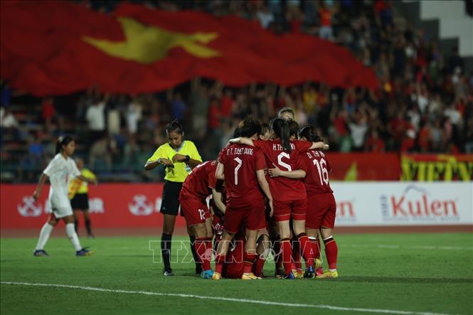 Niềm vui của các cầu thủ nữ Việt Nam sau khi Thanh Nhã (19) ghi bàn nâng tỷ số lên 2 – 0 ở phút 76. Ảnh: Minh Quyết-TTXVN