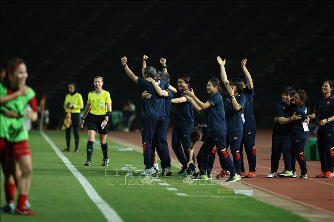 Niềm vui của Ban huấn luyện đội tuyển nữ Việt Nam sau khi tỷ số được nâng lên 2-0. Ảnh: Minh Quyết- TTXVN