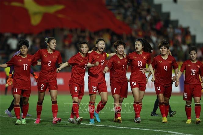 Niềm vui của các tuyển thủ nữ Việt Nam sau khi tỷ số được nâng lên 2-0 do công của Thanh Nhã tại phút 76. Ảnh: Minh Quyết-TTXVN