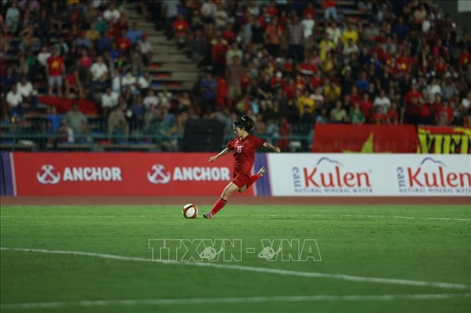 Pha lốp bóng qua đầu thủ môn Myanmar, nâng tỷ số lên 2-0 của tiền đạo Thanh Nhã (19) ở phút 76. Ảnh: Minh Quyết- TTXVN