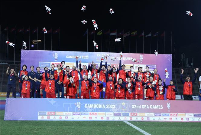 Các cầu thủ và Ban huấn luyện Đội tuyển bóng đá nữ Việt Nam hân hoan trong niềm vui chiến thắng giành HCV SEA Games 32. Ảnh: Hoàng Linh-TTXVN