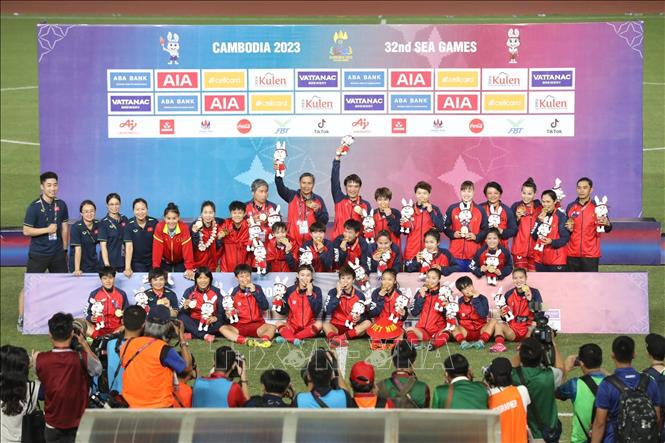 Đội tuyển bóng đá nữ Việt Nam xuất sắc giành HCV SEA Games 32. Ảnh: Hoàng Linh-TTXVN