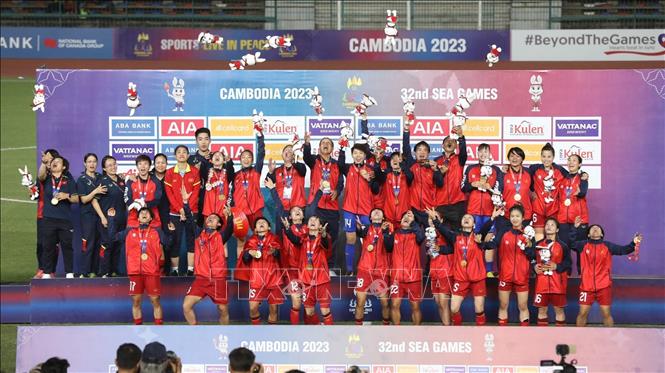 Vietnamese women’s football team celebrates their victory. VNA Photo