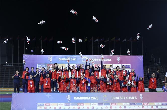 Vietnamese women’s football team celebrates their victory. VNA Photo