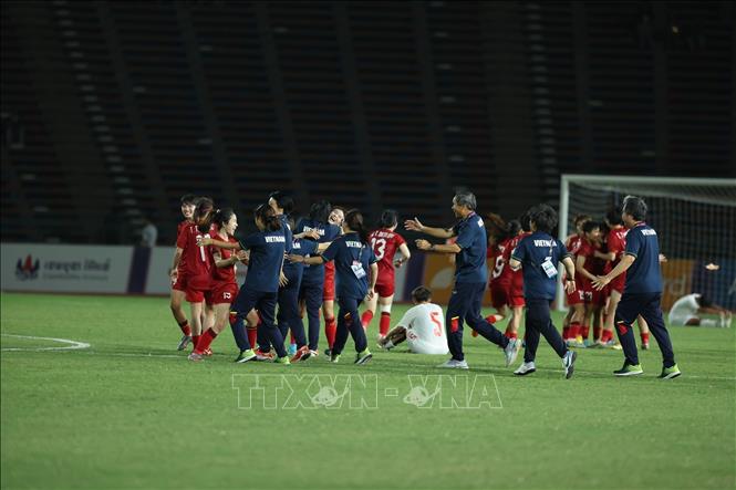 Vietnamese women’s football team celebrates their victory. VNA Photo