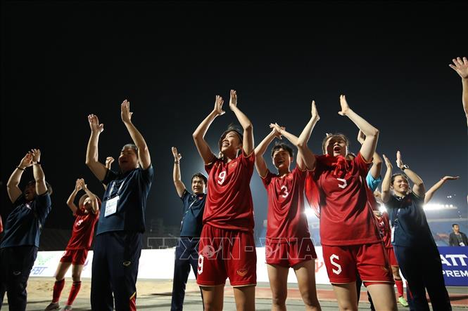 Vietnamese women’s football team thanks supporters. VNA Photo